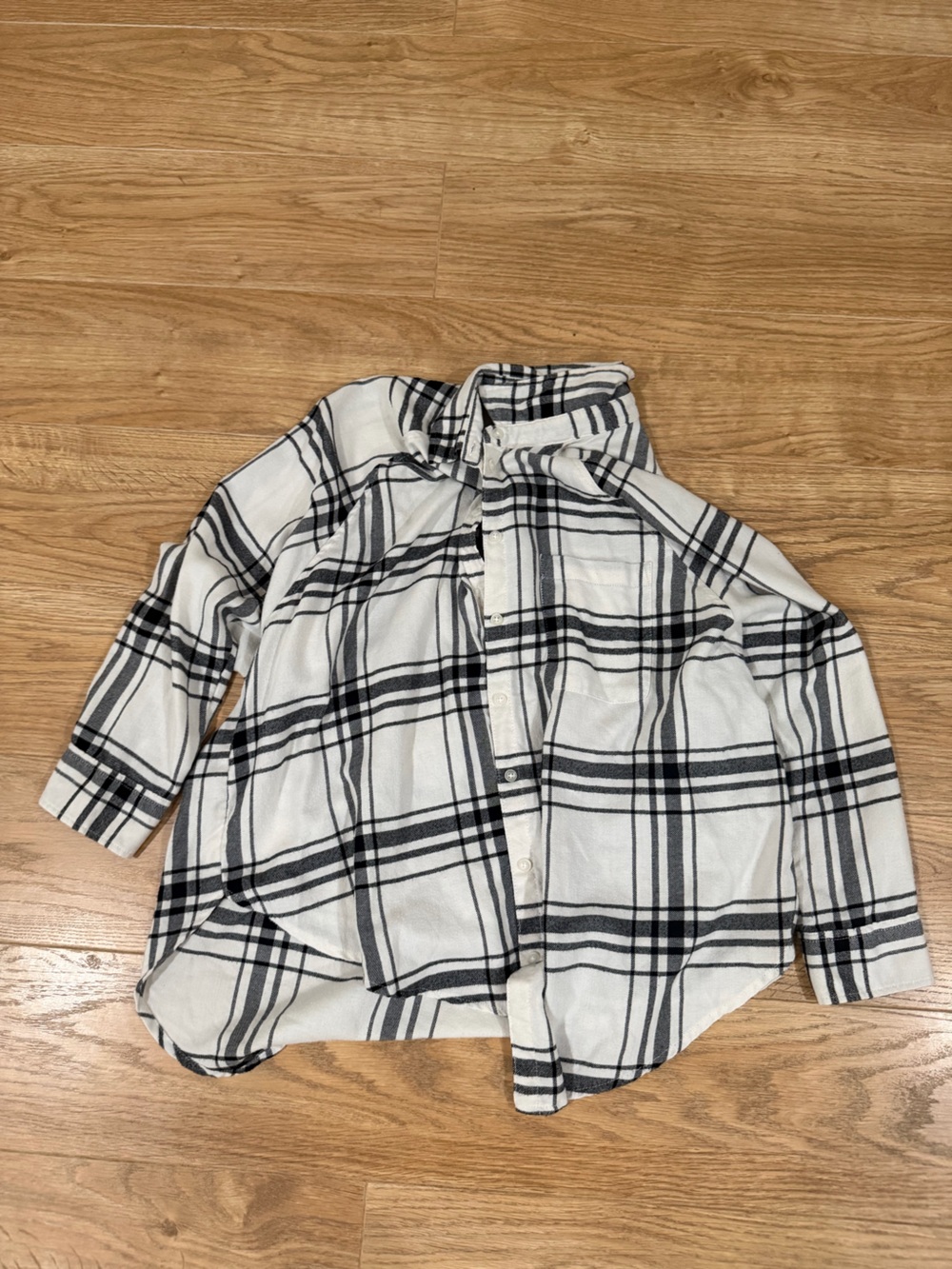 American Eagle Outfitters White and Black Plaid Button-Up